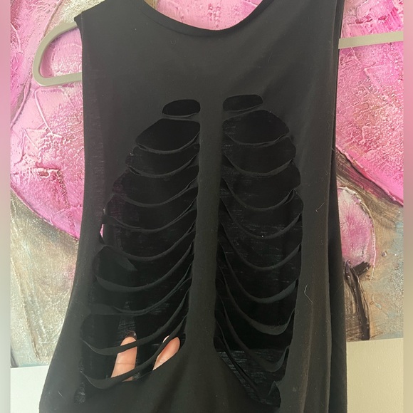 Women’s Skull Back Cutout Tank Top - Picture 2 of 4